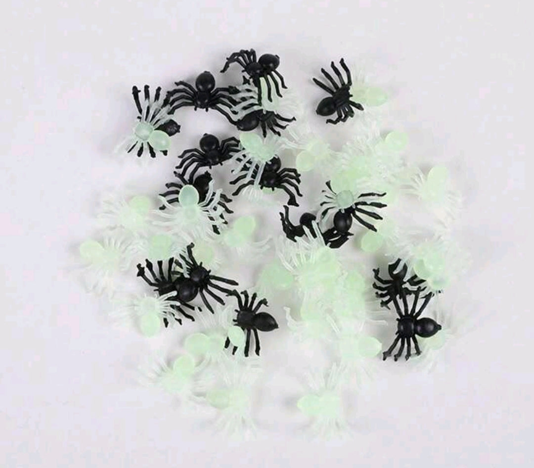 300 araignées en plastique noir et qui lumine dans le noir pour Halloween